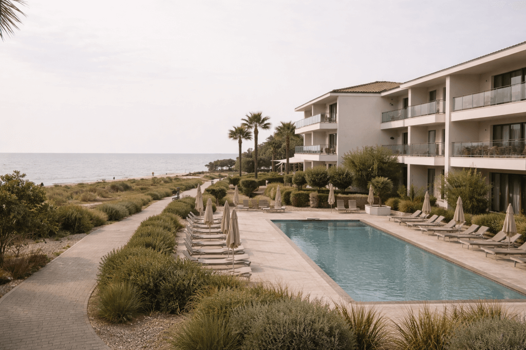Editorial photograph of a calm seaside hotel environment observed in real conditions, focusing on habitability, space and everyday comfort for families.